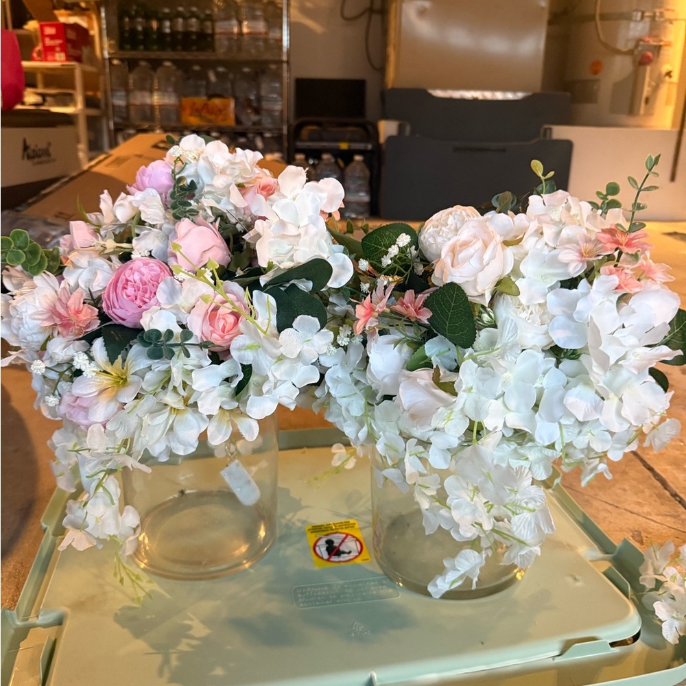 Elegant Floral Arrangement in Glass Vase